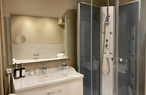 Saint-Aquilin-de-Pacy Apartment | A cocoon in the city: a chic and elegant SPA room