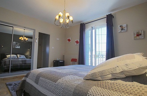 Vedene House | A COMFORTABLE ROOM
