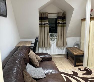 Gooshays Apartment | A Cosy and Spacious Studio Flat