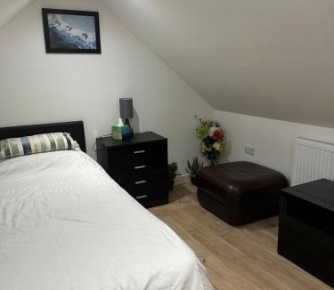 Gooshays Apartment | A Cosy and Spacious Studio Flat