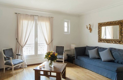 Quartier de l'Ecole-Militaire Apartment | A Cosy Nest at Invalides