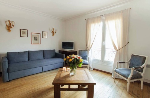 Quartier de l'Ecole-Militaire Apartment | A Cosy Nest at Invalides