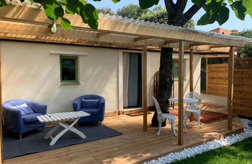 Biot Ski Chalet | A Cosy Studio Cottage in Biot..