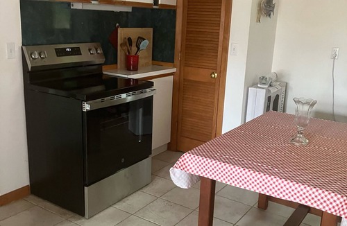 Tiverton House | A country setting with scenic water view.