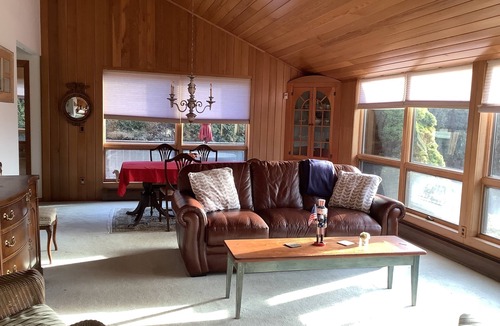 Tiverton House | A country setting with scenic water view.