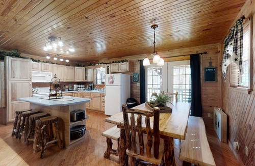 Wears Valley Cabin | A Cowpoke's Dream 3 Bedroom Cabin by RedAwning