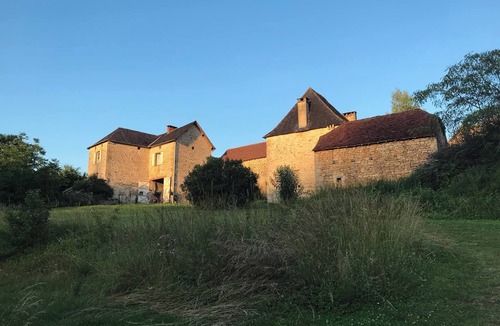 Ayen House | A Cozy Accessible Cottage with a Private Garden Le Mas No 16