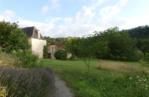 Ayen House | A Cozy Accessible Cottage with a Private Garden Le Mas No 16