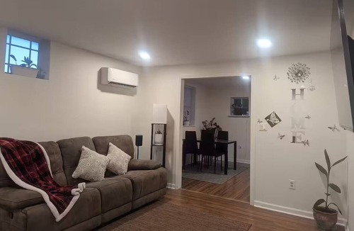 Macon House | A cozy and comfy home!