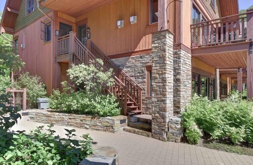 Versant Soleil Condo | A Cozy Chalet right at the Versant Soleil (Ski in/Ski out)
