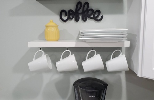 Helena House | A cozy getaway with lakefront access.