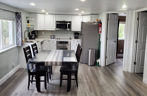 Helena House | A cozy getaway with lakefront access.