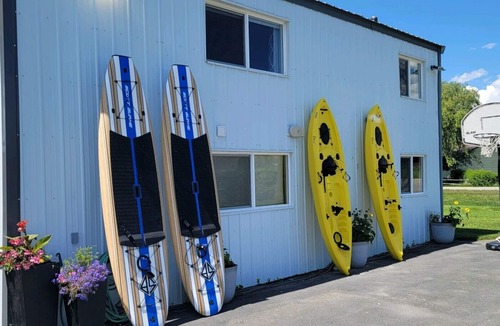 Helena House | A cozy getaway with lakefront access.