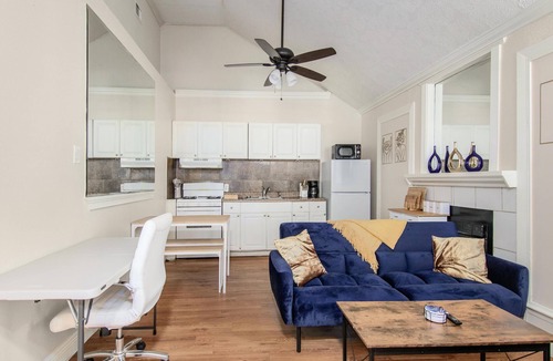 Central Southwest Condo | A COZY home in south Houston