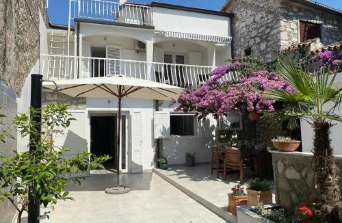 Susica Villa | A Cozy Home In the Heart of Old Murter, Croatia