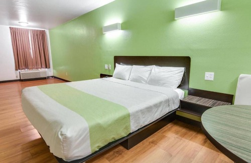 Longview Hotel | A Cozy King Bed|Free Parking|Wifi