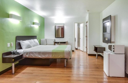 Longview Hotel | A Cozy King Bed|Free Parking|Wifi