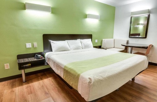 Longview Hotel | A Cozy King Bed|Free Parking|Wifi
