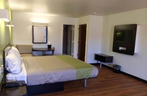 Longview Hotel | A Cozy King Bed|Free Parking|Wifi