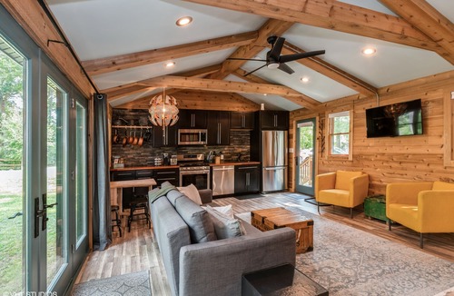 Zenda Cabin | A cozy, modern cottage has all the amenities and privacy a hotel cannot offer.