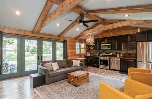 Zenda Cabin | A cozy, modern cottage has all the amenities and privacy a hotel cannot offer.