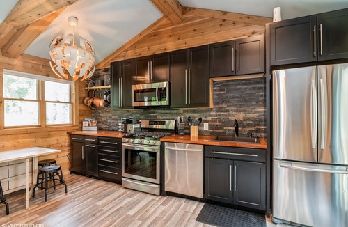 Zenda Cabin | A cozy, modern cottage has all the amenities and privacy a hotel cannot offer.
