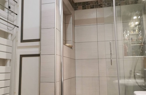 Saint-Mammes House | A cozy nest for a short stopover