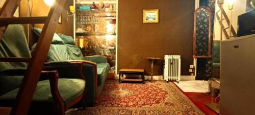 Saint-Clement-de-Riviere Apartment | A Cozy Parisian Nest by Notre Dame
