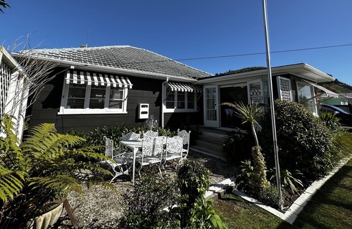 Ngongotaha Cottage | A cozy retro experience