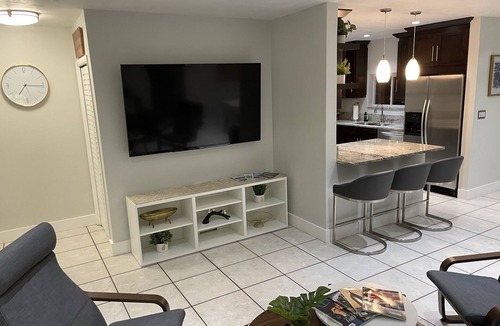Pembroke Pines House | A Cozy Spring Escape!