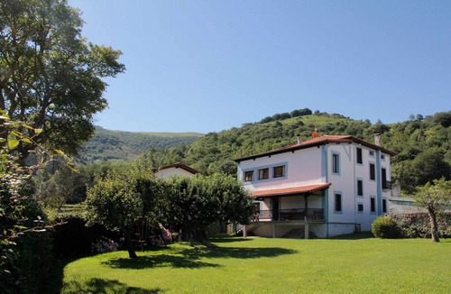 Labaien House | A cozy villa with a private garden to enjoy