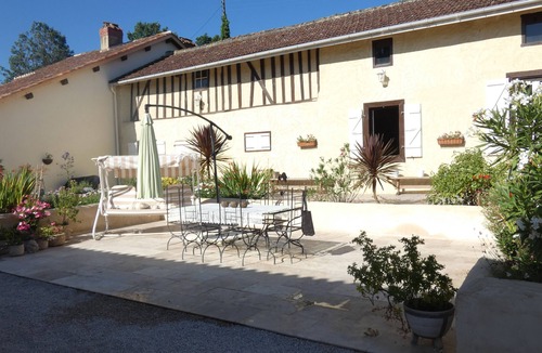 Estampes House | à Dassabet, a gite with garden, patio and swimming pool in rural setting