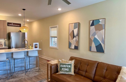 Germantown Apartment | A Derby City Fav for Couples or Biz -w/Parking!