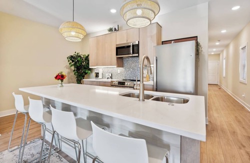 Germantown Apartment | A Derby City Fav for Couples or Biz -w/Parking!