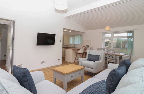 Heligan Cottage | A DEVON DEN AT HARCOMBE HOUSE, pet friendly, with pool in Chudleigh