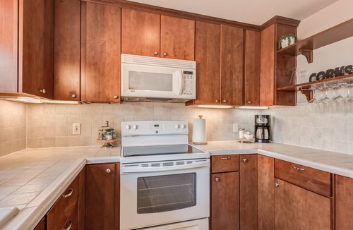 The Bowl of Edmonds House | A Downtown Edmonds Kind of Stay! Spacious 4Bedroom+2.5Bath Close to Everything.