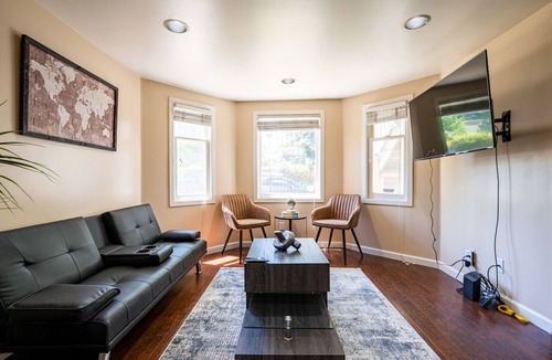 North Oak Park House | A+ DT 4BR Vic Walk to UC Davis & Shriner Med Cen