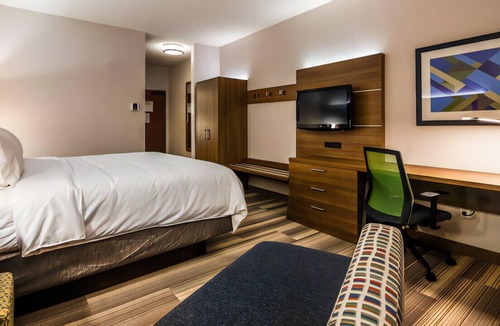 Farmington Hills House | A Fabulous King Room for Business and Leisure