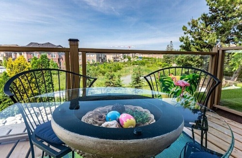 Newmarket House | A family-friendly getaway, with outdoor pool and beautiful view! nn