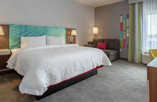 Burlington House | A Fantastic King Room w/ Comfort & Convenience