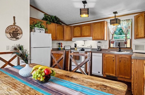 East Thermopolis House | ❤A Fishermen Dream. Top VRBO. Pool Passes + Pets + Comp Breakfast = Perfect