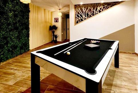 Coulogne House | A Fleur de Spa : Maison chaleureuse avec spa privatif et billard.