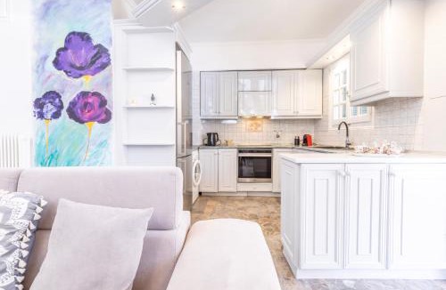 Corfu Town Ski Chalet | A flower house