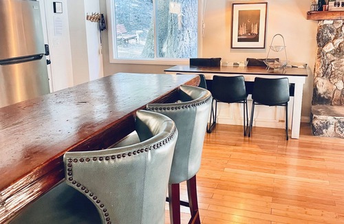 Cedar Glen Ski Chalet | A Forest Getaway, Tri-Level Chalet with fire pit, soaker tub, arcade & privacy