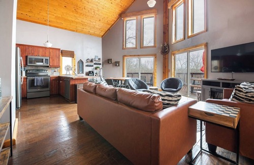 Ozark House | A-Frame, Bin-zebo & Gas Firepit, Walk to Finley