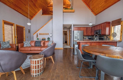 Ozark House | A-Frame, Bin-zebo & Gas Firepit, Walk to Finley