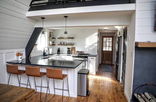 Dawsonville Cottage | A frame cottage with private dock on lake
