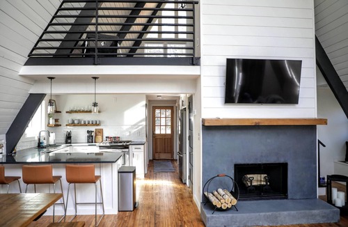 Dawsonville Cottage | A frame cottage with private dock on lake