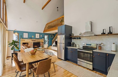 East Stroudsburg Ski Chalet | A-Frame | Hot Tub | Hike | Firepit | Design