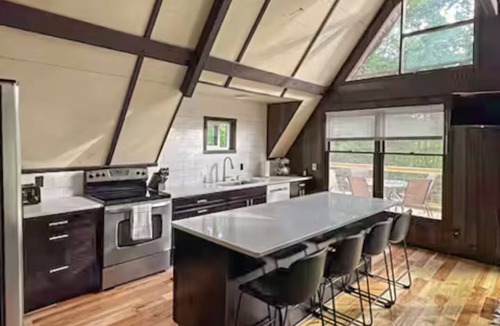 West Salem House | A-Frame Pool House Hot Tub/POOL/Sleeps 6